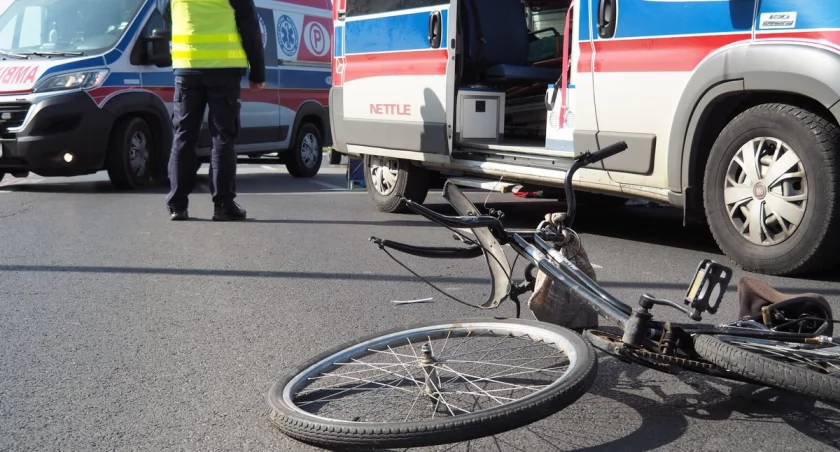 Wypadek w Toruniu. Pijany rowerzysta wjechał pod auto