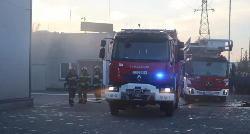 Poranny pożar w Toruniu. Ewakuacja 30 pracowników zakładu