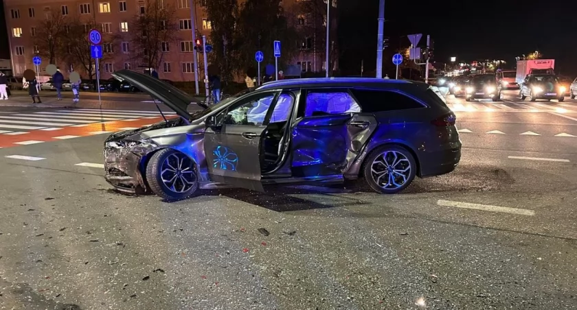 Poważny wypadek w Toruniu. Auta roztrzaskały się na skrzyżowaniu z sygnalizacją