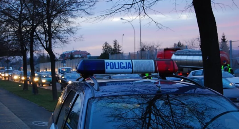 Wypadek na skrzyżowaniu w Toruniu. Pięć osób poszkodowanych, w tym dzieci