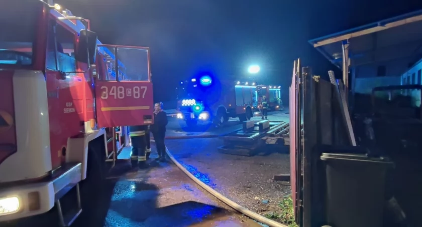 Akcja strażaków pod Toruniem. Pożar w zakładzie produkcyjnym