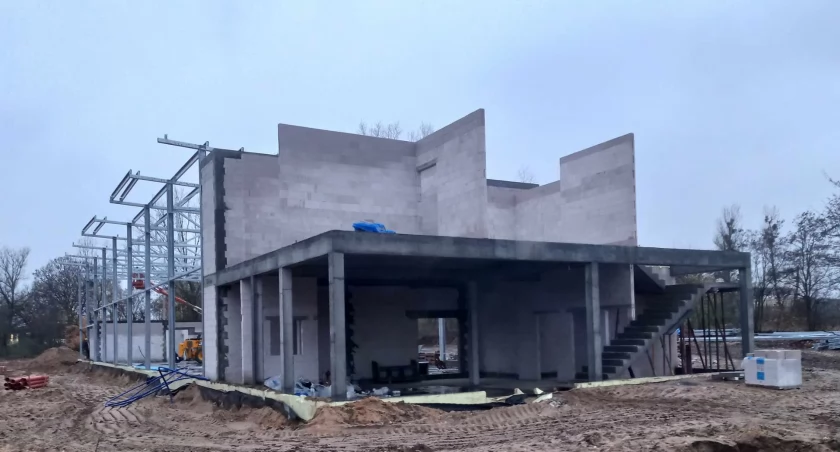 W Toruniu powstaje nowy obiekt handlowy. Budynek rośnie jak na drożdżach