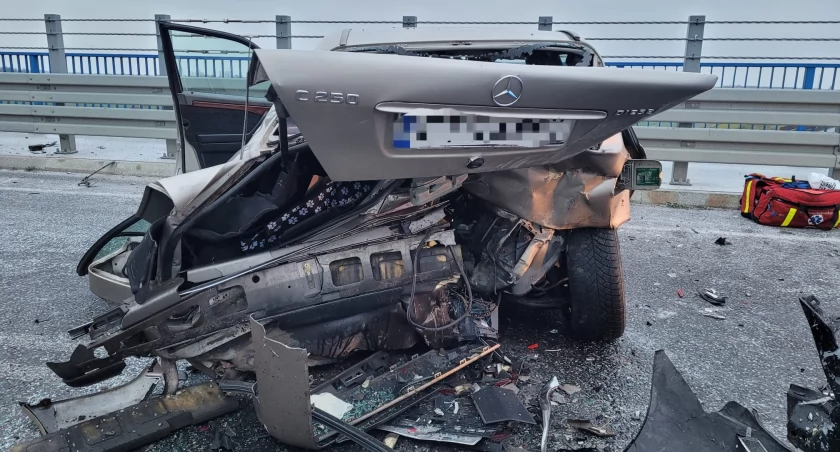 Poważny wypadek na wiadukcie pod Toruniem. Trzy osoby ranne