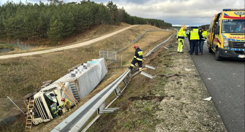 Wypadek pod Toruniem. Ciężarówka wpadła do rowu