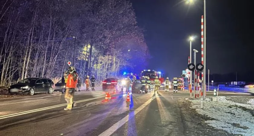 Wypadek pod Toruniem. Auta zderzyły się przy przejeździe kolejowym