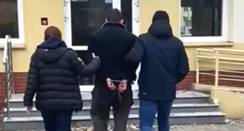 Nalot kryminalnych na mieszkanie pod Toruniem. Zatrzymano 22-latka