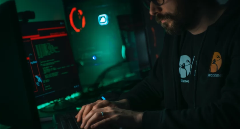 Rośnie liczba deepfakes i ataków cybernetycznych – jak się chronić?