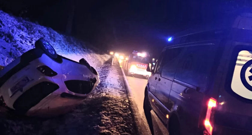 Wypadek pod Toruniem. Kierowca wpadł w poślizg i dachował