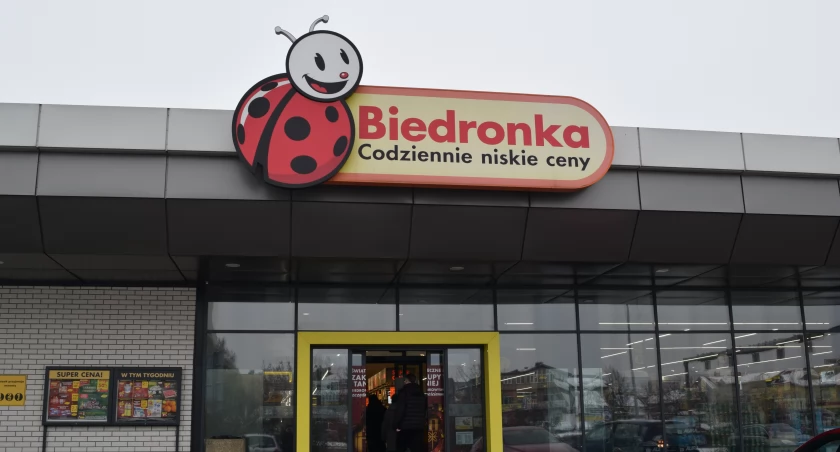 Kasjerka i jej koleżanka okradły Biedronkę w Toruniu. Sąd ujawnił ich dane