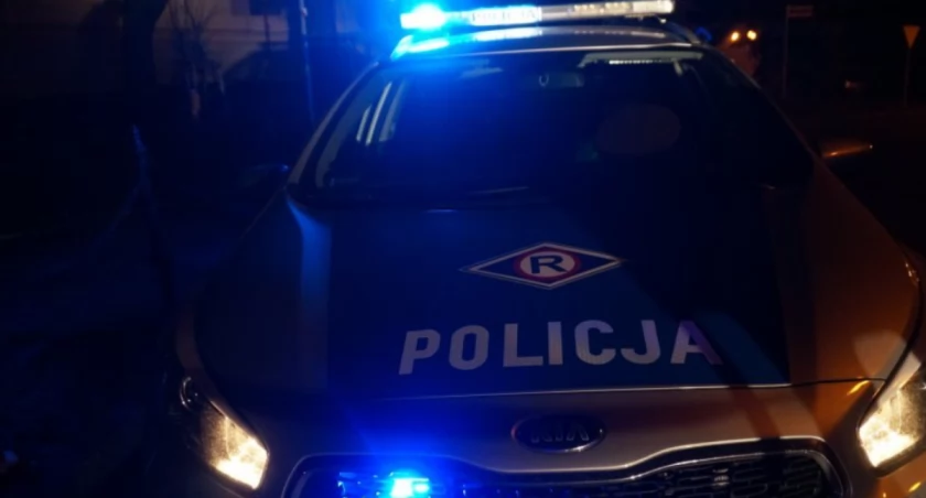 Policjanci nie dotarli na interwencję. Uderzyli w tira pod Toruniem