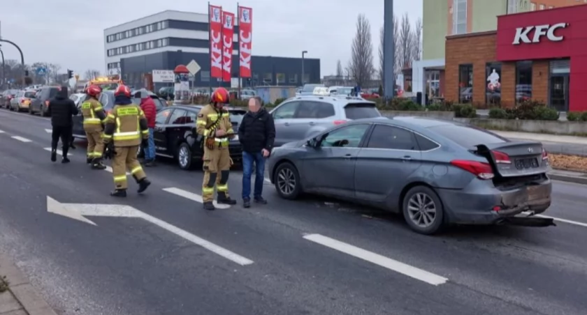 Szaleńcza szarża 81-latka. W Toruniu pijany kierowca taranował auta