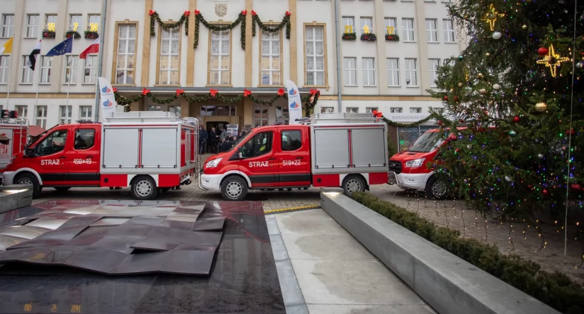 Marszałek przekazał 13 wozów strażakom ochotnikom