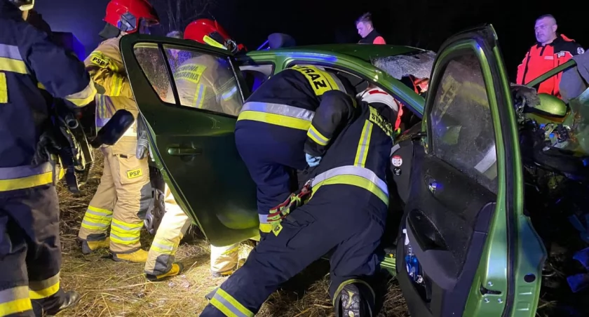 Karambol na trasie Toruń-Bydgoszcz. Kierowca uwięziony w aucie