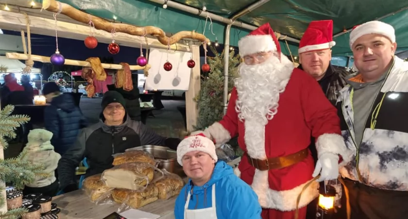 Wielki Jarmark Bożonarodzeniowy pod Toruniem. Tłumy bawiły się z Mikołajem 