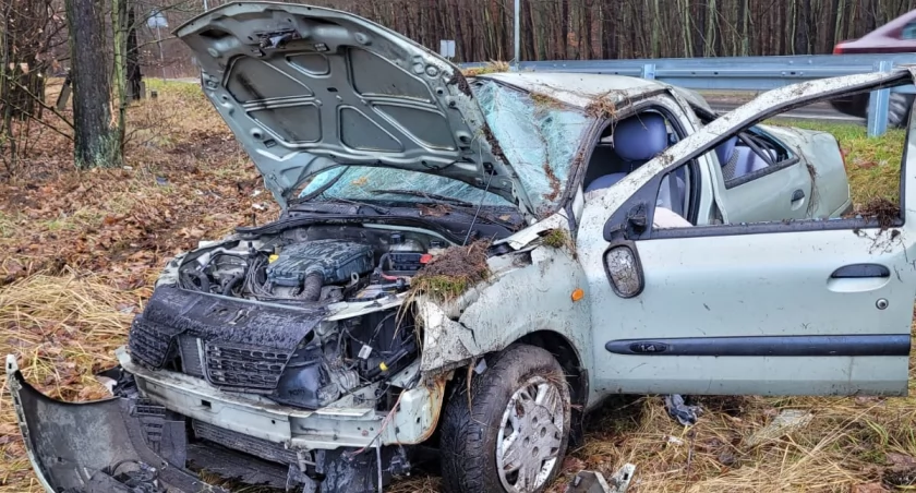 Szaleńczy rajd 18-latka w Toruniu. Młody kierowca dachował na Szosie Chełmińskiej