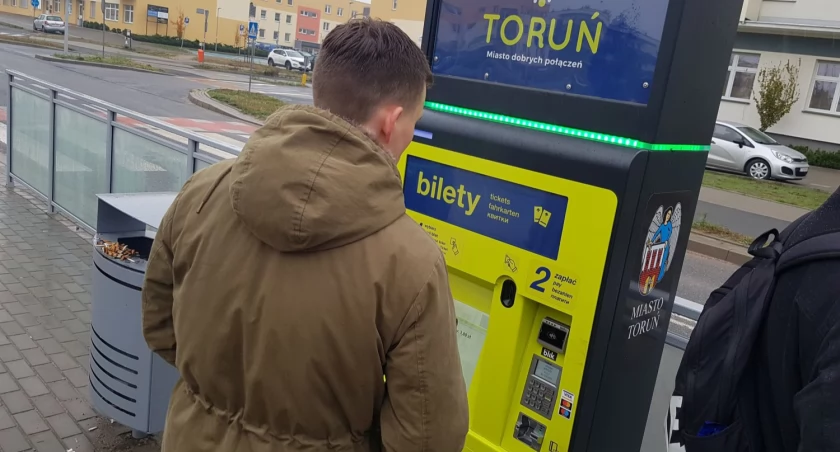 Ten biletomat to prawdziwy hit. To tu zakupiono najwięcej biletów w Toruniu