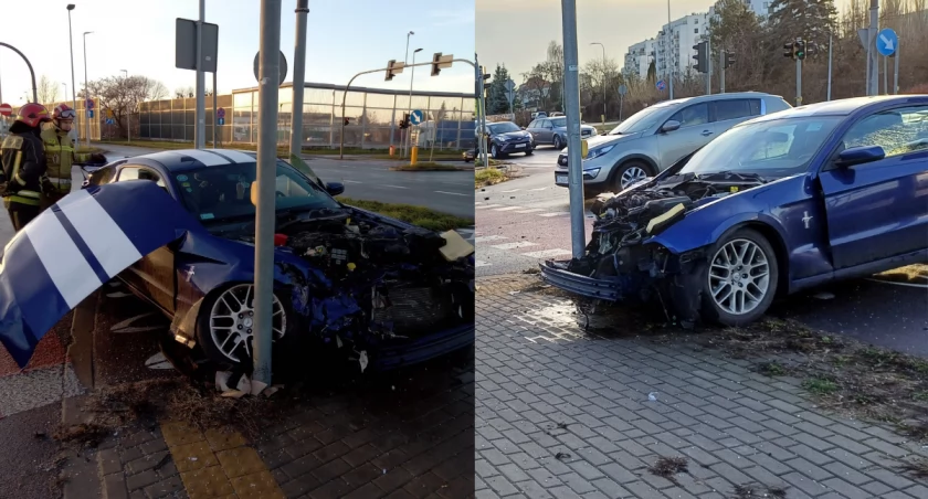 Poważny wypadek na skrzyżowaniu w Toruniu. Luksusowe auto zdemolowane