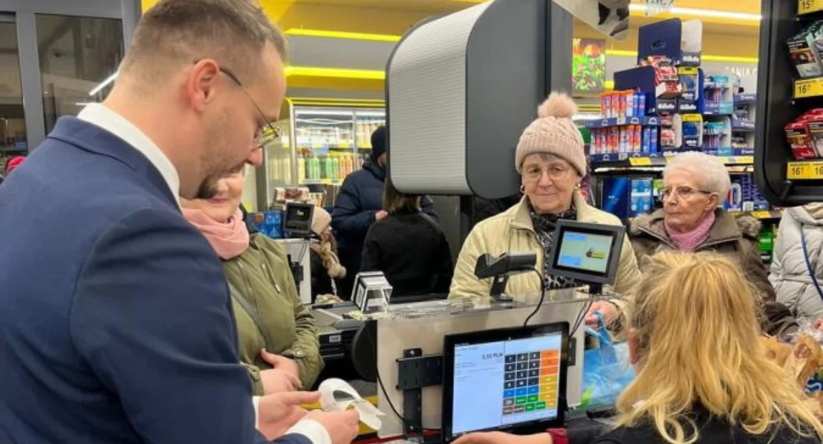 Znany toruński biznesmen przyjechał do marketu i zrobił zakupy dla mieszkańców