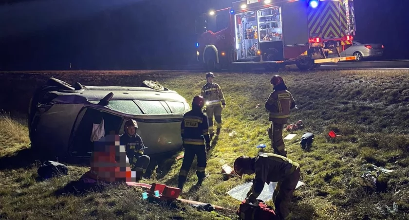 Dachowanie pod Toruniem. Strażacy z trudem wyciągnęli kierowcę z auta