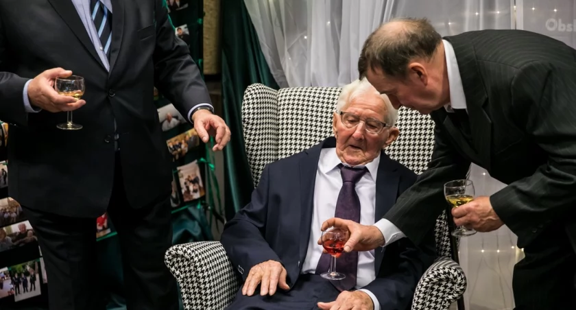 100-letni Edward Staszałek otrzymał medal od marszałka województwa