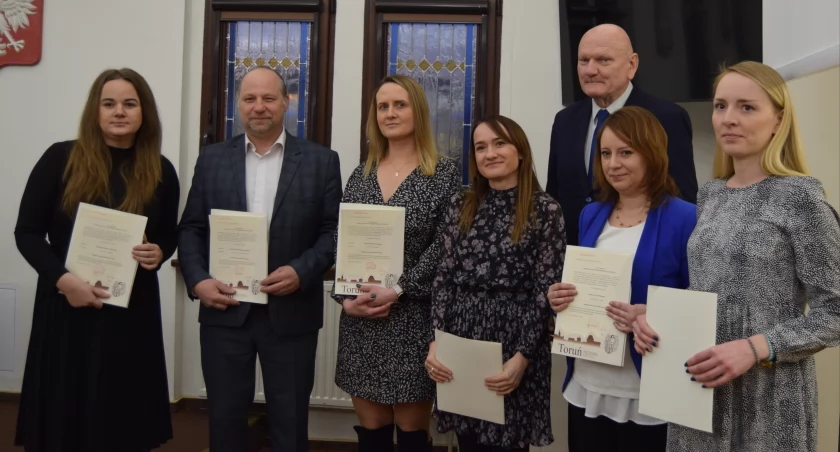 Awanse i podwyżki w Toruniu. Nauczyciele odebrali akty od prezydenta