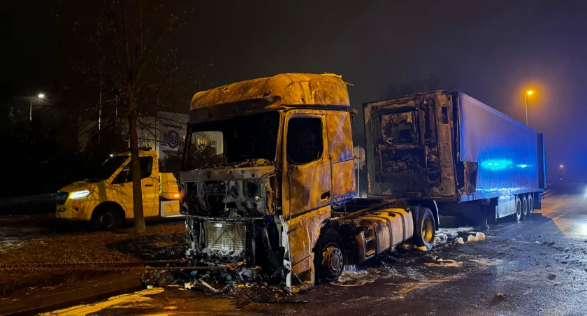 W Toruniu spłonęła ciężarówka. Pożar sparaliżował ruch