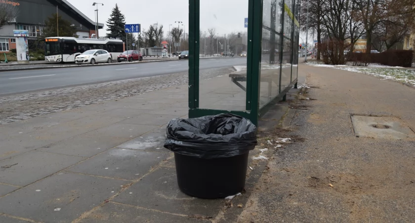 Skandal w Toruniu. Z przystanków zniknęło 200 stojaków do śmietników