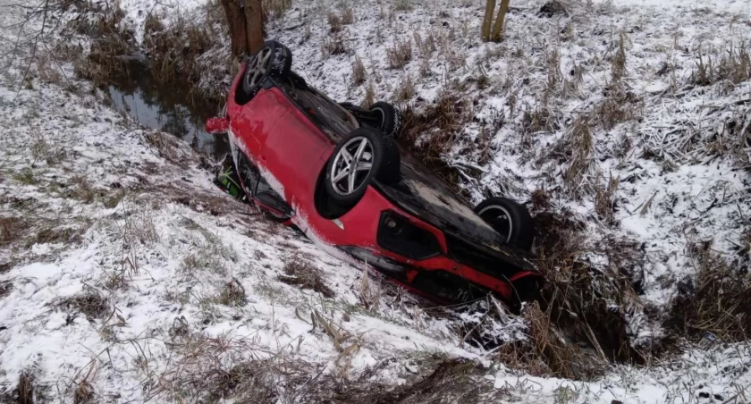 Wypadek pod Toruniem. Auto wpadło do głębokiego rowu