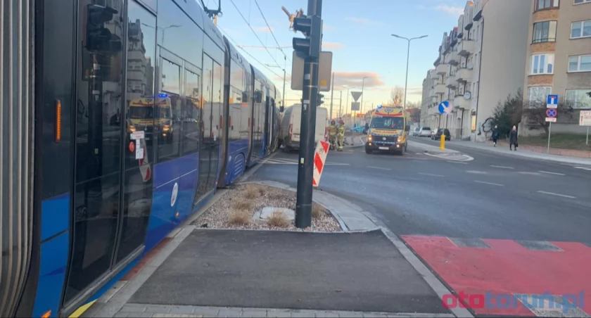 Wypadek w centrum Torunia. Tramwaj zablokował drogę