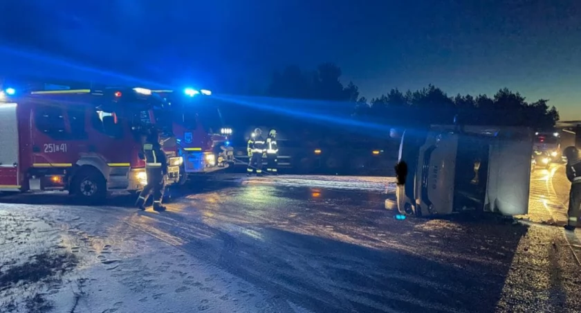 Ślizgawica na drodze Toruń - Bydgoszcz. Przewrócił się bus przewożący pellet