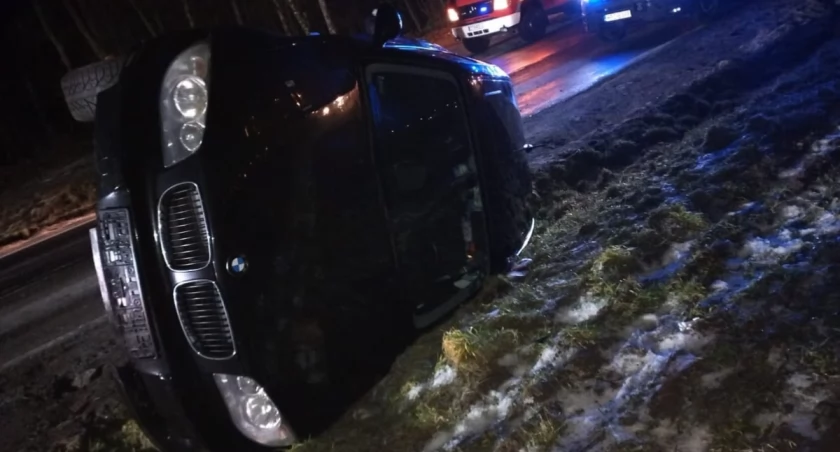 Poważny wypadek pod Toruniem. Po zderzeniu BMW przewróciło się na bok