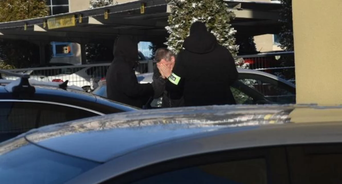 40-latek zamordował kobietę pod Toruniem. Na widok fotoreporterów ukrywał twarz