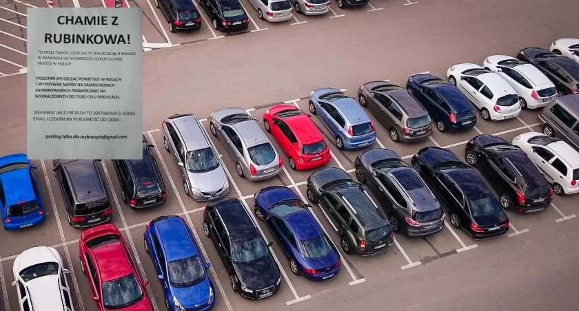 Mieszkańcy polują na „chama z Rubinkowa”. Na klatkach schodowych wywieszono ostrzeżenia