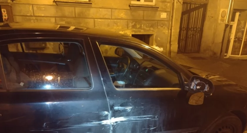 Kierowca autokaru zniszczył auto w centrum Torunia i uciekł