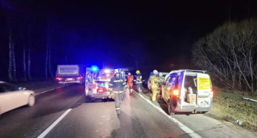 Groźna czołówka pod Toruniem. Zderzyły się dwa dostawczaki