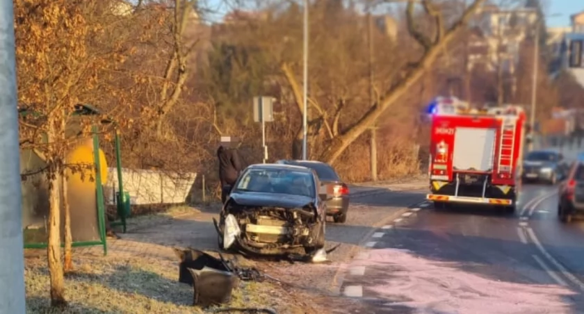 Wypadek przy przystanku w Toruniu. Młody kierowca ukarany wysokim mandatem