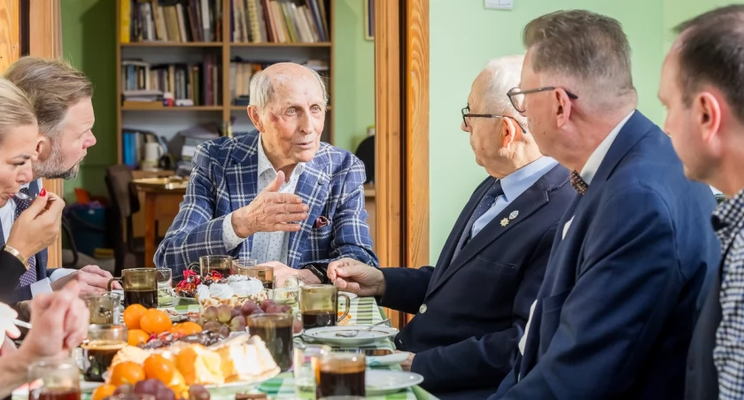 100-letni Bolesław Danielkiewicz otrzymał medal od marszałka województwa