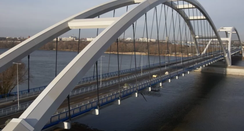 Akcja służb w Toruniu. 22-latek wszedł na most drogowy