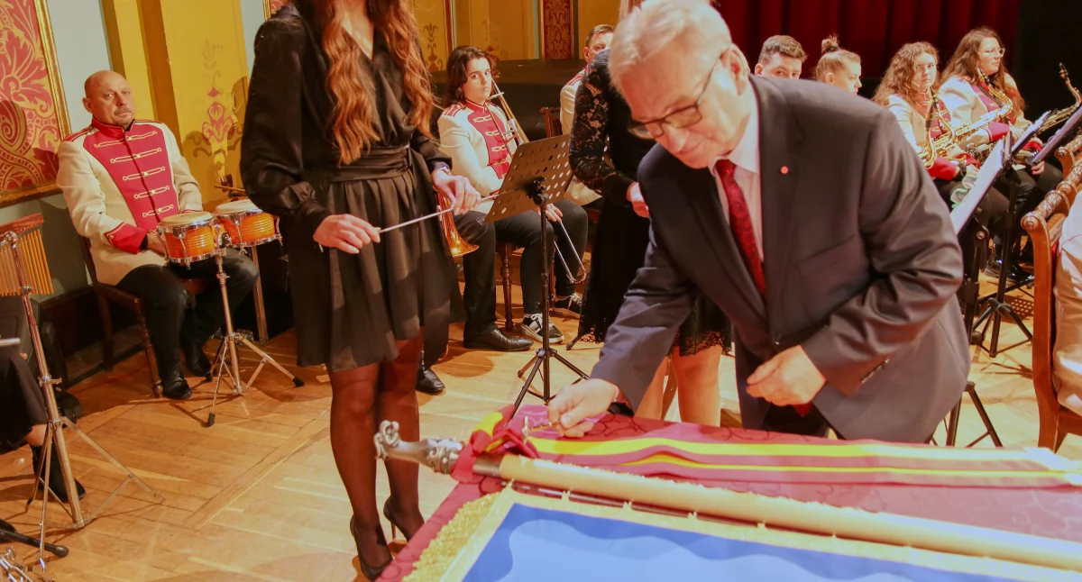 Powiat Toruński z nowym, pierwszym w historii sztandarem