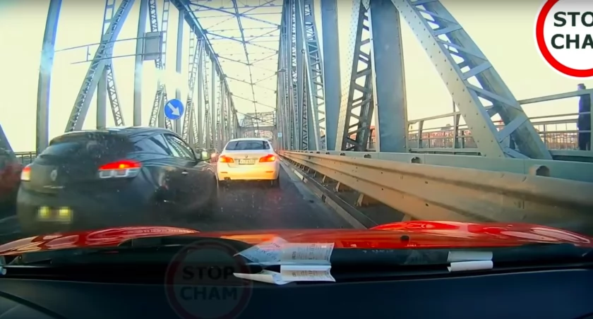 Stop cham. Wulgarny gest na „starym” moście w Toruniu