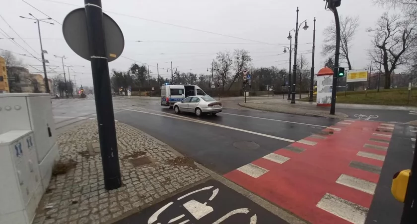 Potrącenie w centrum Torunia. 39-latek wpadł pod samochód
