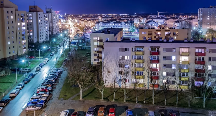 W tym bloku w Toruniu żyją w strachu. Policja czeka na sygnał od lokatorów