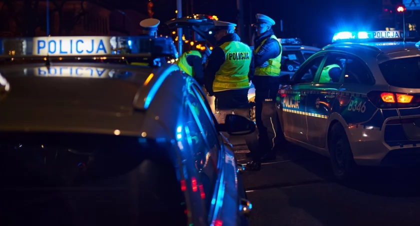 Wypadek w nocy w Toruniu. Młody kierowca wjechał w luksusowe Porsche