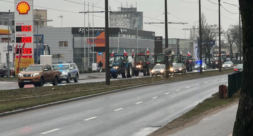 Eskorta policji w Toruniu. Ciągniki wjechały do centrum miasta!
