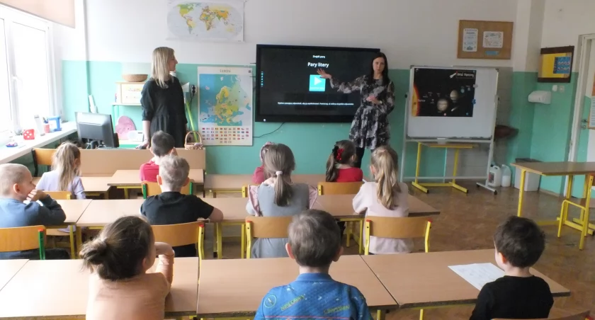 Drzwi otwarte w „podstawówce” w Toruniu. To szkoła z wykwalifikowaną kadrą, kuchnią i basenem