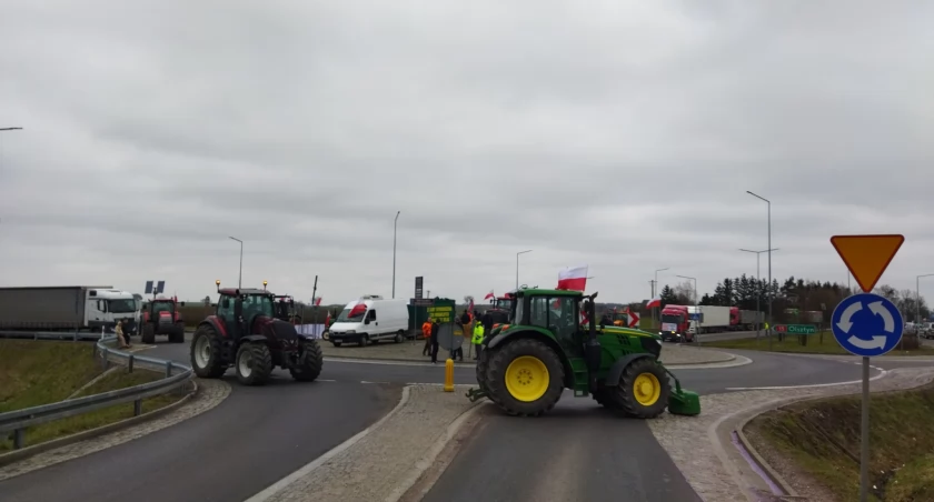 Rolnicy blokują drogi pod Toruniem i grożą. „Nie boimy się policji”