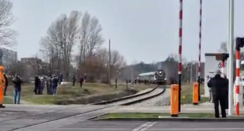 Historyczny pociąg przejechał przez Toruń. Ten widok zaskoczył mieszkańców [WIDEO]