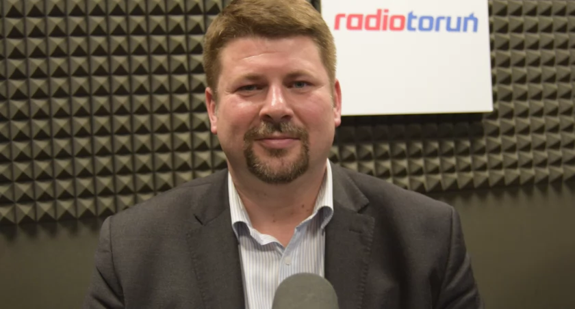 Krzysztof Rak - chce wygrać ze swoim szefem i zmienić gminę pod Toruniem