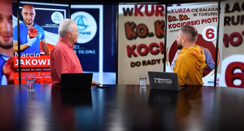 Torunianin nieoczekiwaną gwiazdą. Facet z kurą rozbawił dziennikarzy Kanału Zero