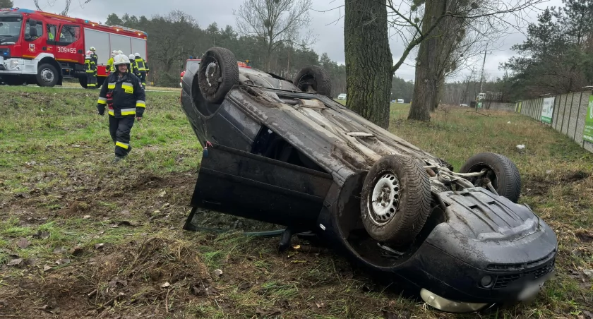 Poważny wypadek na trasie Toruń - Bydgoszcz. Kierowca dachował na „drodze śmierci”